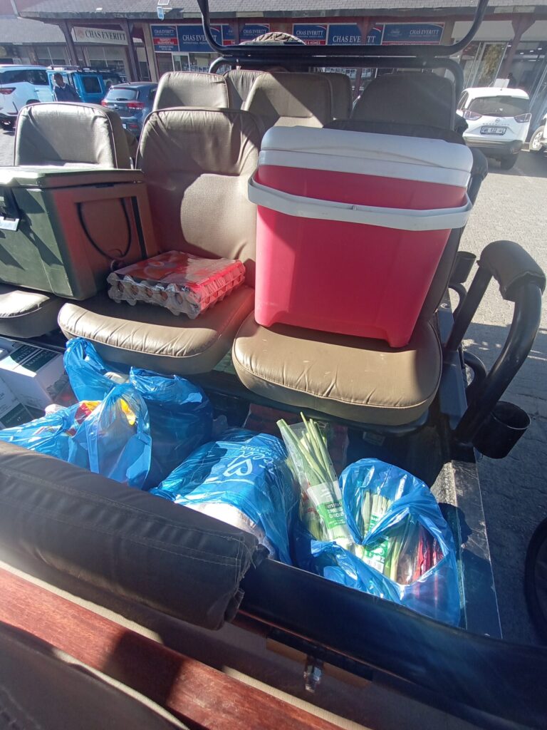 食材や備品でいっぱいの車