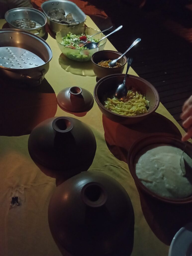ビュッフェスタイルの伝統的な食事。手前からパプ、野菜炒め、チャカラカソース、サラダ、そしてお肉が器に盛りつけられています