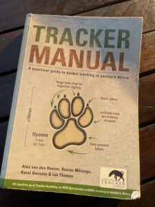 Tracker Manualという本。表紙にはハイエナの足跡の図が描かれています。