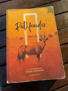 Pathfinderとううタイトルの本。オレンジ系統の表紙に、gemsbokというアンテロープが描かれています。