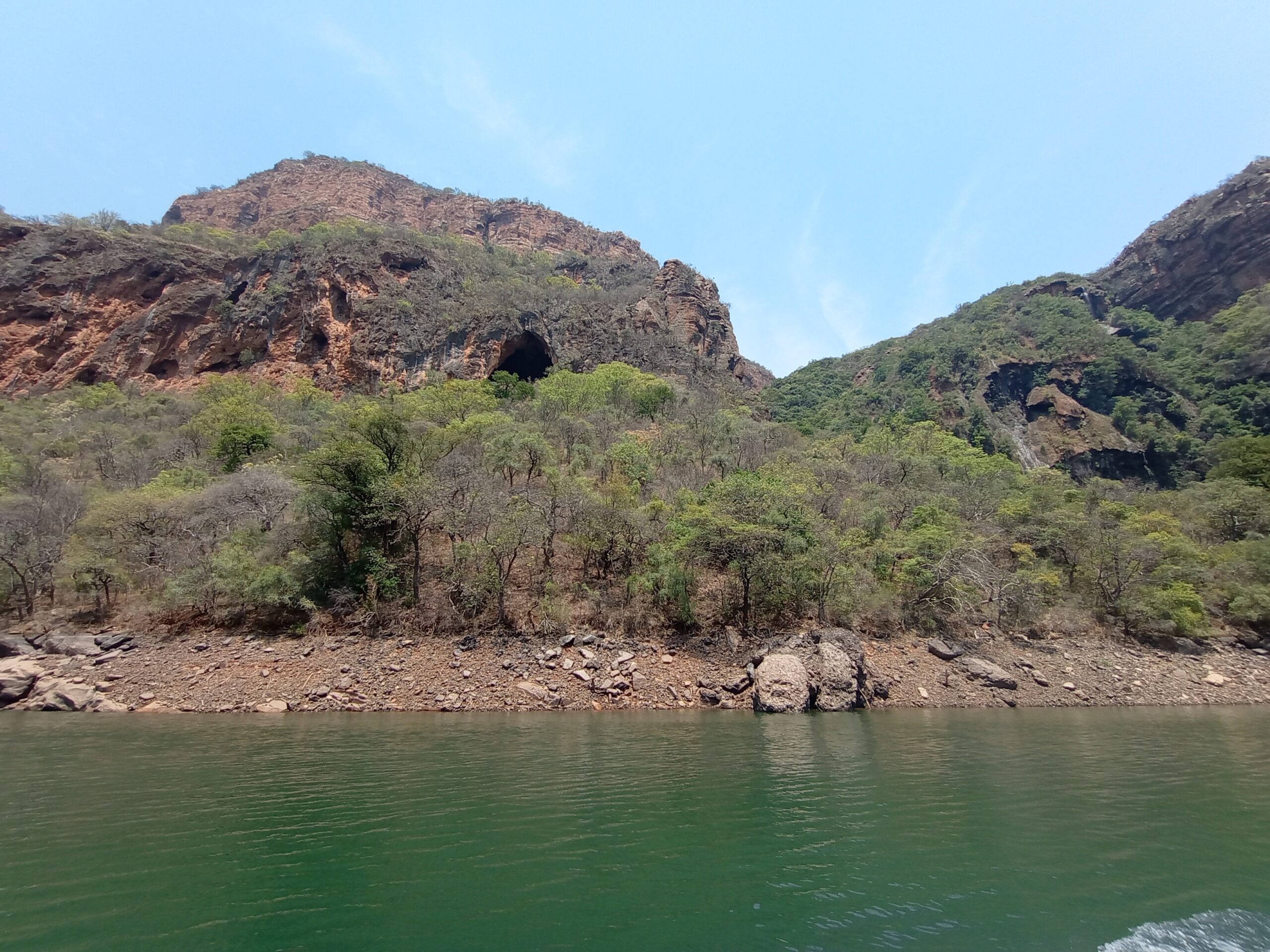 ブライデリバーキャニオン。緑の大河と、低木の生えるゴツゴツした岩山がそびえています